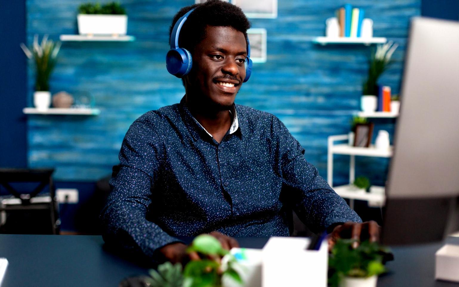 Equipo educativo de xelendoria preparando sesiones de formación bancaria