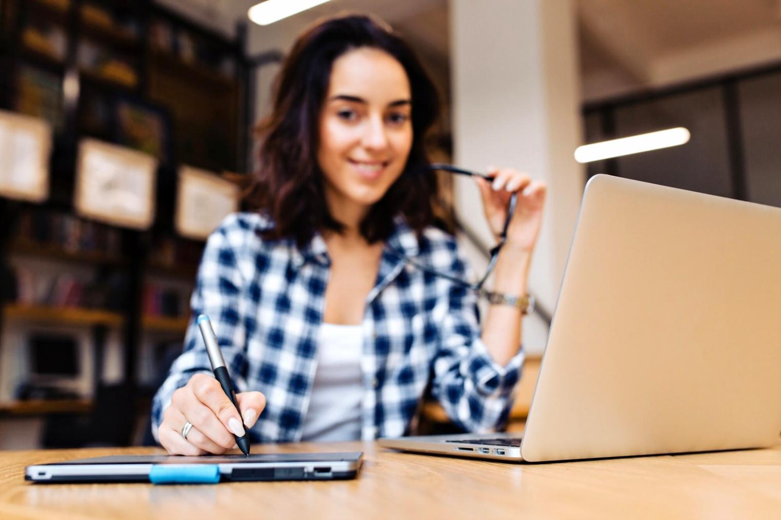 Personas aprendiendo sobre finanzas personales